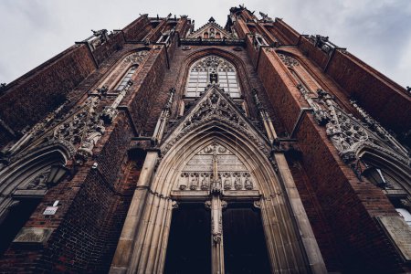 Détail architectural de la vieille cathédrale gothique en Europe.