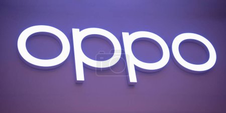 Foto de KUALA LUMPUR, MALASIA - 04 DE DICIEMBRE DE 2022: Letrero del logotipo de la tienda de la marca Oppo en el escaparate del centro comercial. - Imagen libre de derechos