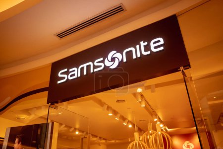 Foto de KUALA LUMPUR, MALASIA - 04 DE DICIEMBRE DE 2022: Samsonite brand retail shop logo signboard on the storefront in the shopping mall. - Imagen libre de derechos
