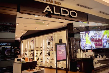 Foto de KUALA LUMPUR, MALASIA - 04 DE DICIEMBRE DE 2022: Letrero del logotipo de la tienda de la marca Aldo en el escaparate del centro comercial. - Imagen libre de derechos