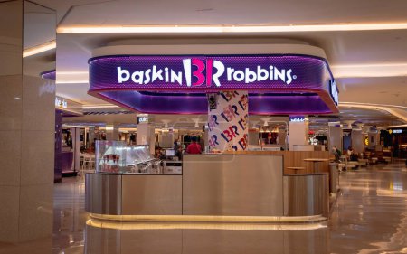 Foto de KUALA LUMPUR, MALASIA - 04 DE DICIEMBRE DE 2022: Baskin Robbins brand retail shop logo signboard on the storefront in the shopping mall. - Imagen libre de derechos