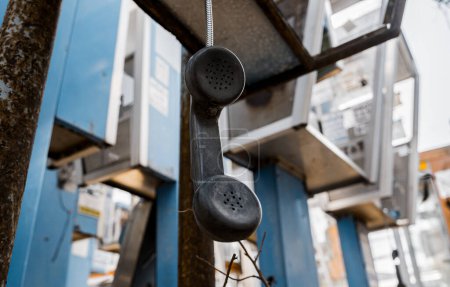 Téléchargez les photos : Vieux et sales téléphones de rue à la décharge de la ville. - en image libre de droit
