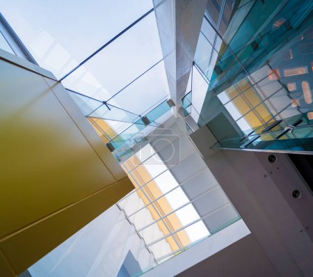 Foto de Moderna arquitectura abstracta y detalles de fondo con metal y vidrio. - Imagen libre de derechos