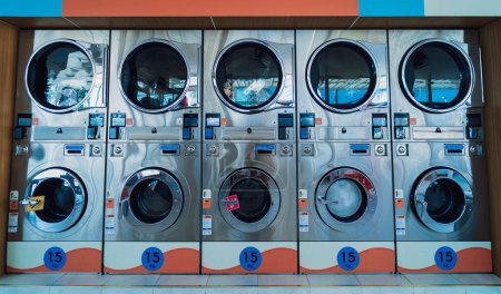 Téléchargez les photos : Lignes de machines à laver industrielles dans la grande laverie automatique - en image libre de droit