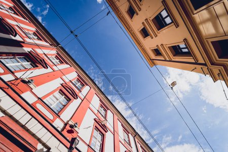Téléchargez les photos : WROCLAW, POLOGNE - 15 avril 2023 : Extérieur des maisons historiques et des rues de la vieille ville de Wroclaw - en image libre de droit