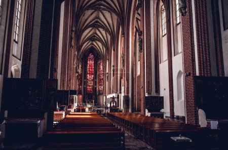 Téléchargez les photos : Intérieur de la nef principale de la vieille église catholique européenne. - en image libre de droit