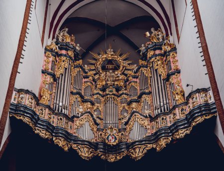 Téléchargez les photos : Organe dans la nef principale de la vieille église catholique européenne. - en image libre de droit