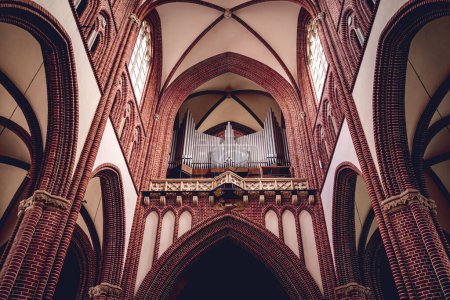 Téléchargez les photos : Organe dans la nef principale de la vieille église catholique européenne. - en image libre de droit