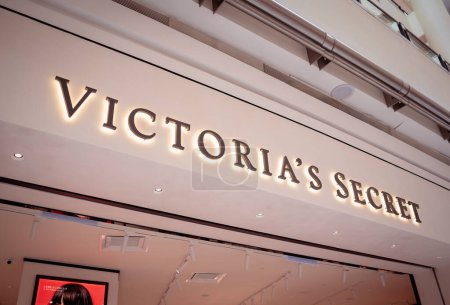 Téléchargez les photos : KUALA LUMPUR, MALAYSIA - DECEMBER 04, 2022: Victorias Secret brand retail shop logo signboard on the storefront in the shopping mall. - en image libre de droit