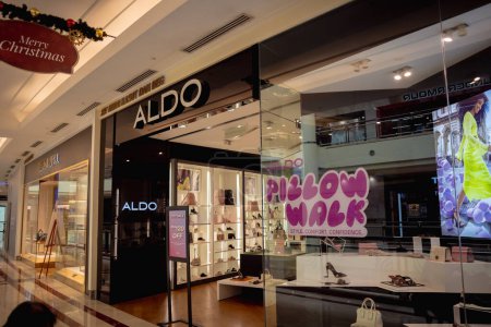 Foto de KUALA LUMPUR, MALASIA - 04 DE DICIEMBRE DE 2022: Letrero del logotipo de la tienda de la marca Aldo en el escaparate del centro comercial. - Imagen libre de derechos