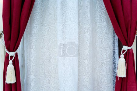 Foto de Muestras de cortinas de colores exhibidos en la sala de exposición de una gran tienda. - Imagen libre de derechos