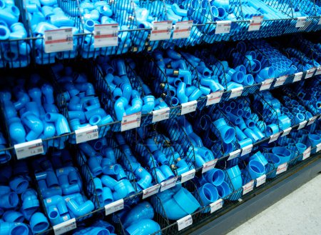 Foto de Tubos de PVC de agua colocados en el estante en la tienda de materiales de construcción - Imagen libre de derechos