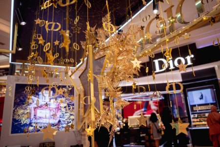 Foto de KUALA LUMPUR, MALASIA - 04 DE DICIEMBRE DE 2022: letrero del logotipo de la tienda de Christian Dior en el escaparate del centro comercial. - Imagen libre de derechos
