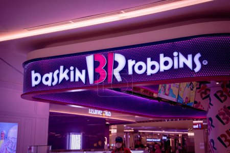 Foto de KUALA LUMPUR, MALASIA - 04 DE DICIEMBRE DE 2022: Baskin Robbins brand retail shop logo signboard on the storefront in the shopping mall. - Imagen libre de derechos