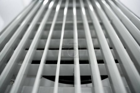 Foto de Conducto de ventilación de aire en la sala de exposición de una gran tienda. - Imagen libre de derechos