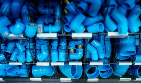 Téléchargez les photos : Tuyaux en PVC d'eau placés sur l'étagère dans le magasin de matériaux de construction - en image libre de droit