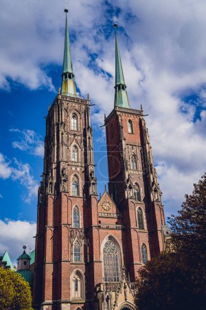 Foto de WROCLAW, POLONIA - 15 de abril de 2023: Exterior de la antigua catedral histórica en el casco antiguo de Wroclaw - Imagen libre de derechos