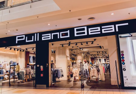 Foto de WARSAW. POLONIA - 21 DE MAYO DE 2023: Letrero de logotipo de la tienda minorista de la marca Pull and Bear en el escaparate del centro comercial. - Imagen libre de derechos