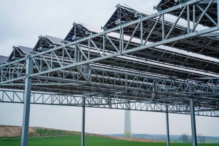 Foto de Gran central eléctrica con muchas filas de paneles solares fotovoltaicos. - Imagen libre de derechos