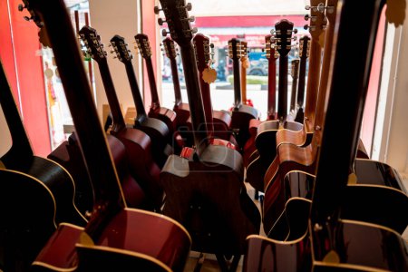 Téléchargez les photos : De nombreuses rangées de guitares classiques dans le magasin de musique. - en image libre de droit
