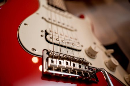 Foto de Guitarra eléctrica de color rojo en la tienda de música. - Imagen libre de derechos