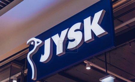 Téléchargez les photos : WARSAW. POLOGNE - 21 MAI 2023 : enseigne logo de la marque JYSK sur la devanture du centre commercial. - en image libre de droit