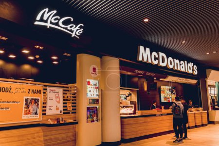 Téléchargez les photos : WARSAW. POLOGNE - 21 MAI 2023 : enseigne logo McDonalds sur la devanture du centre commercial. - en image libre de droit