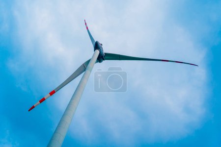 Foto de Molino de viento granja en los campos con hermoso cielo azul. - Imagen libre de derechos