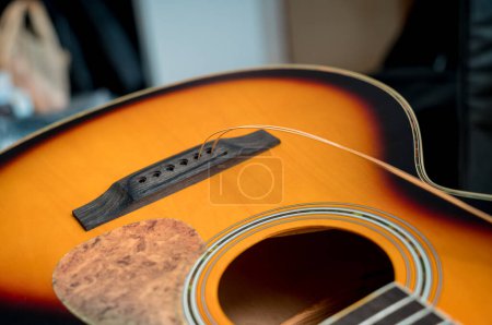 Foto de Joven músico cambiando cuerdas en una guitarra clásica en una tienda de guitarra. - Imagen libre de derechos
