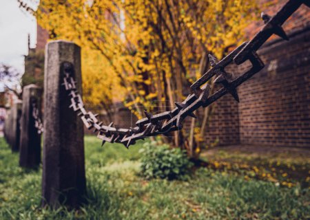 Téléchargez les photos : Vieux poteaux en pierre avec des chaînes sur un fond d'herbe verte. - en image libre de droit