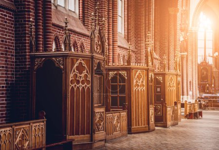 Téléchargez les photos : Rangée de confessionnaux stand de la vieille église catholique européenne - en image libre de droit