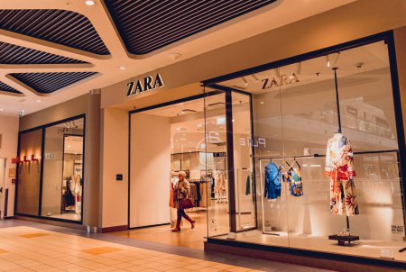 Téléchargez les photos : WARSAW. POLOGNE - 21 MAI 2023 : enseigne de la marque Zara sur la devanture du centre commercial. - en image libre de droit