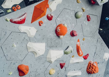 Téléchargez les photos : Mur d'escalade artificiel avec poignées et cordes colorées. - en image libre de droit