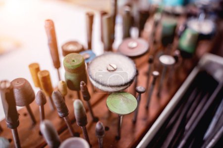 Téléchargez les photos : Kit d'instruments dans un grand atelier pour la fabrication de bijoux faits main. - en image libre de droit