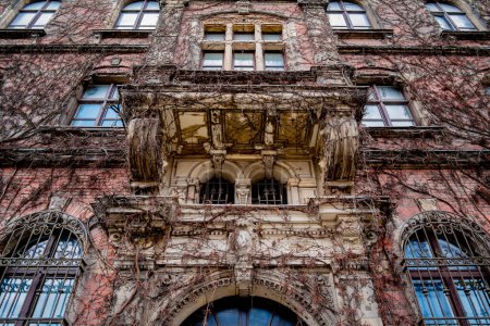 Foto de Fachada de un antiguo edificio histórico europeo con ventanas y puertas vintage. - Imagen libre de derechos
