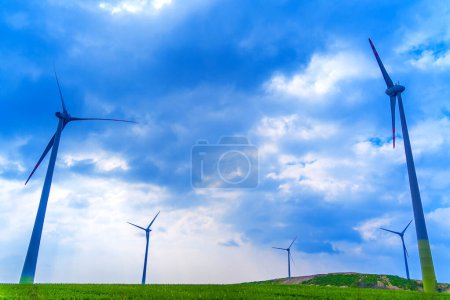 Foto de Molino de viento granja en los campos con hermoso cielo azul. - Imagen libre de derechos