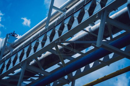 Foto de Moderna tubería de vapor para industrial sobre fondo de cielos azules - Imagen libre de derechos