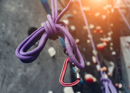 Foto de Pared de escalada artificial con pintorescos agarres y cuerdas. - Imagen libre de derechos