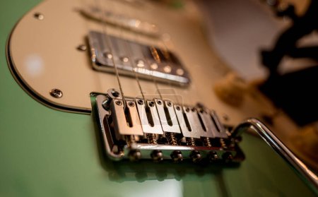 Téléchargez les photos : Guitare électrique couleur verte dans le magasin de musique. - en image libre de droit