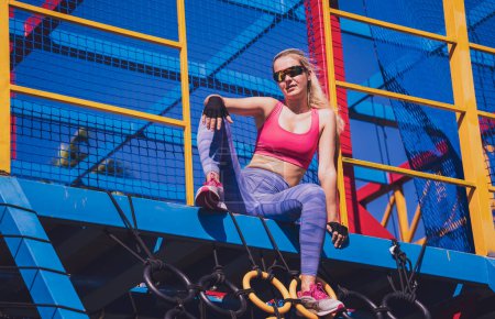 Foto de Mujer joven atlética haciendo ejercicio y escalando en el campamento de entrenamiento - Imagen libre de derechos
