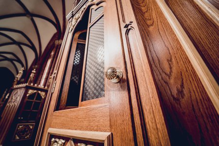 Téléchargez les photos : Cabane confessionnelle à la vieille église catholique européenne - en image libre de droit