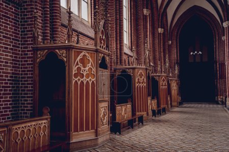 Foto de Fila de confesionarios caseta de la antigua iglesia católica europea - Imagen libre de derechos
