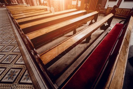 Téléchargez les photos : Rangées de bancs d'église à la vieille église catholique européenne - en image libre de droit