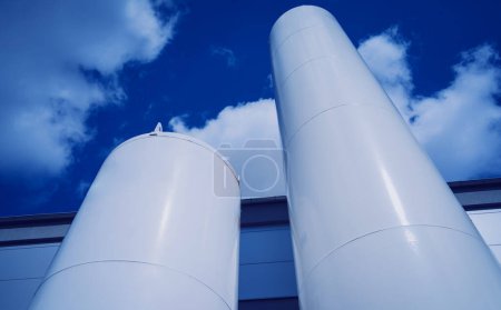 Téléchargez les photos : Réservoirs d'azote liquide et bobines d'échangeur de chaleur pour la production de gaz industriels. - en image libre de droit