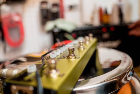 Foto de Nuevo mezclador para bajo eléctrico en una tienda de guitarra - Imagen libre de derechos