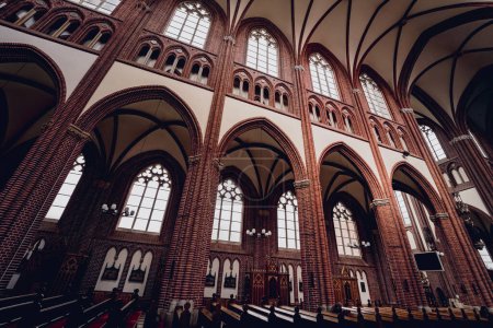 Foto de Interior de la nave principal de la antigua iglesia católica europea. - Imagen libre de derechos