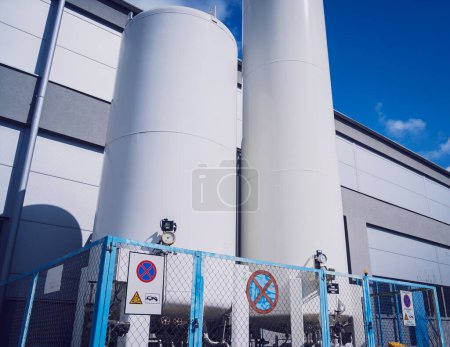 Foto de Tanques de nitrógeno líquido y bobinas de intercambiador de calor para producir gas industrial. - Imagen libre de derechos
