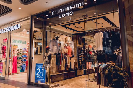 Foto de WARSAW. POLONIA - 21 DE MAYO DE 2023: Intimissimi uomo brand retail shop logo signboard on the storefront in the shopping mall. - Imagen libre de derechos