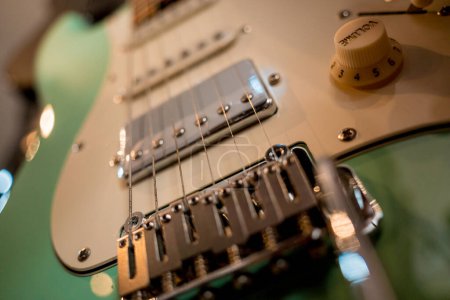 Foto de Guitarra eléctrica de color verde en la tienda de música. - Imagen libre de derechos