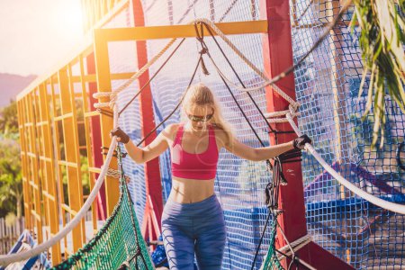 Foto de Mujer joven atlética haciendo ejercicio en el campamento de entrenamiento de cuerda - Imagen libre de derechos